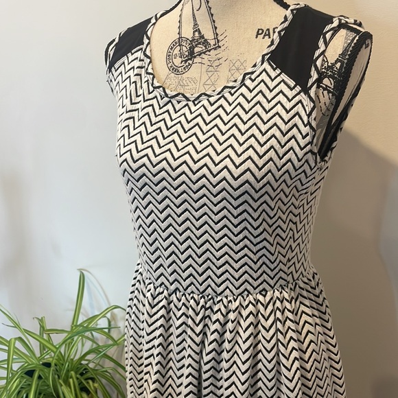 BLACK AND WHITE CHEVRON PATTERN DRESS - Picture 2 of 6